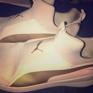 Women’s size 10 white pumas